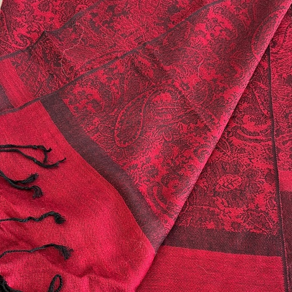 Pashmina Scarf in Red and Black Paisley - NWOT - Picture 4 of 6